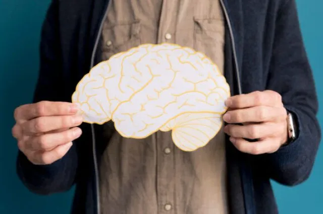 close-up-man-holding-paper-brain (1)